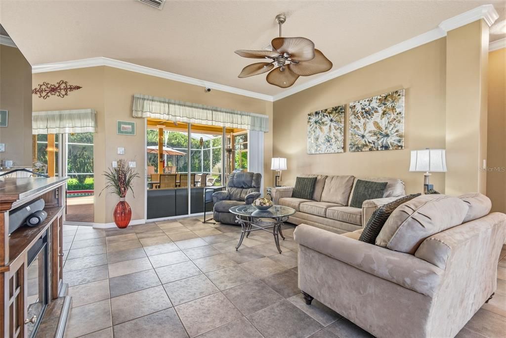 For Sale: $400,000 (3 beds, 2 baths, 1789 Square Feet)