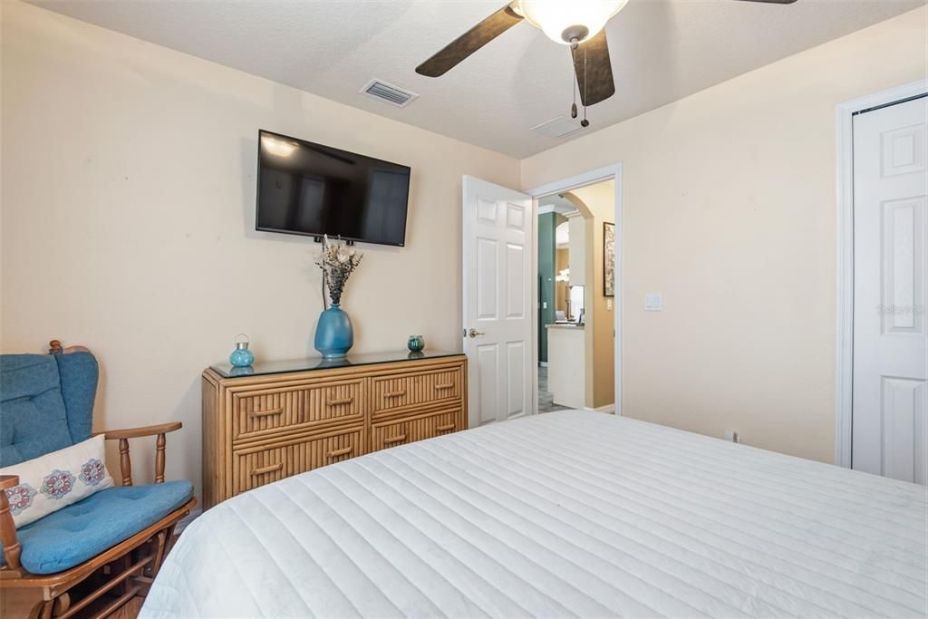 For Sale: $400,000 (3 beds, 2 baths, 1789 Square Feet)