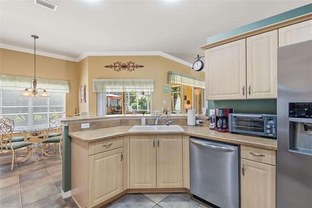 For Sale: $400,000 (3 beds, 2 baths, 1789 Square Feet)