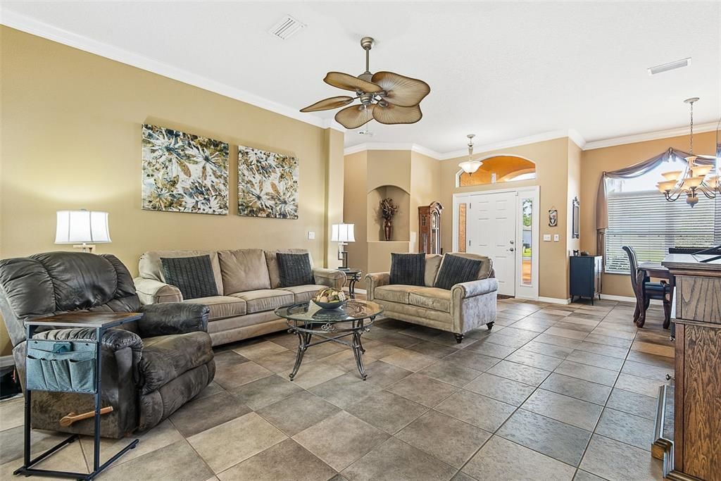 For Sale: $400,000 (3 beds, 2 baths, 1789 Square Feet)