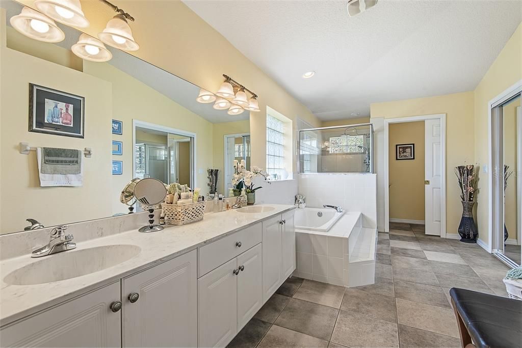 For Sale: $400,000 (3 beds, 2 baths, 1789 Square Feet)