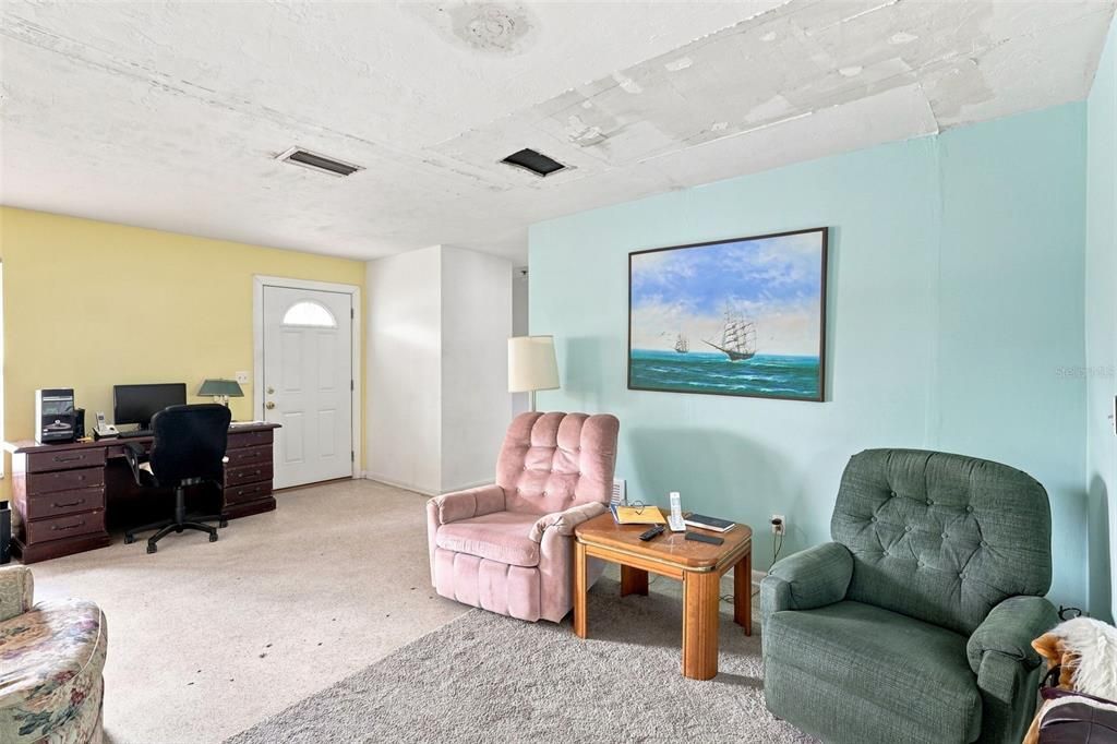 For Sale: $219,900 (2 beds, 1 baths, 1030 Square Feet)
