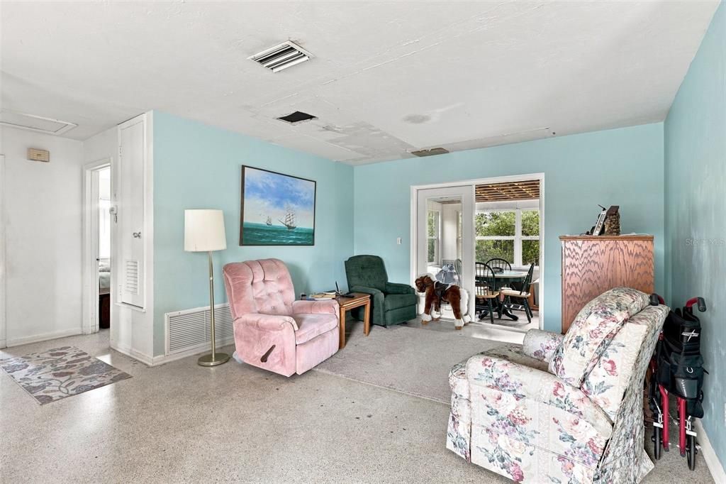For Sale: $219,900 (2 beds, 1 baths, 1030 Square Feet)
