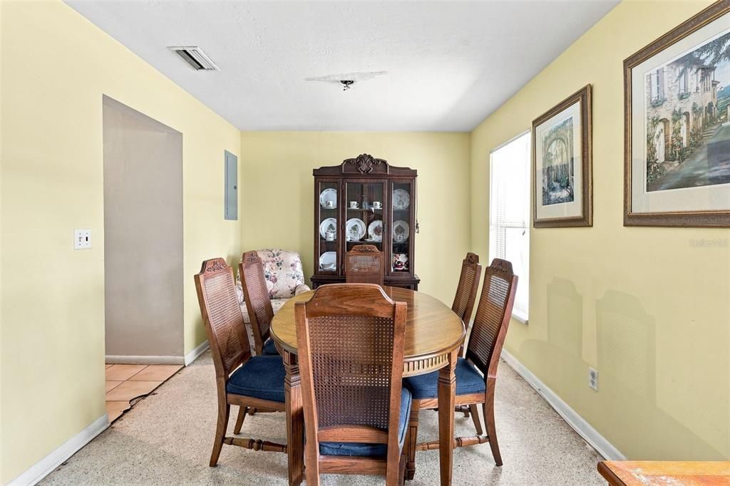 For Sale: $219,900 (2 beds, 1 baths, 1030 Square Feet)