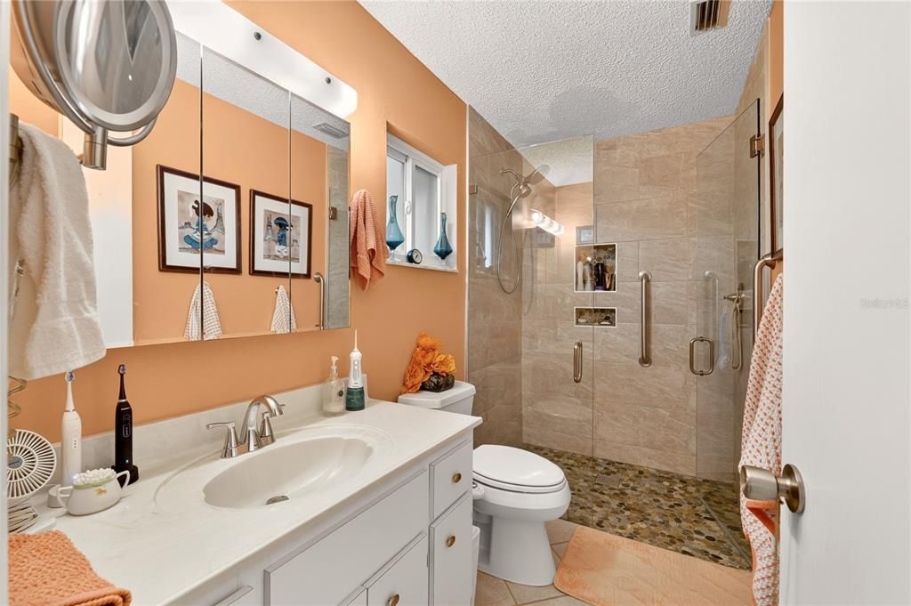 На продажу: $159,900 (2 спален, 2 ванн, 1368 Квадратных фут)