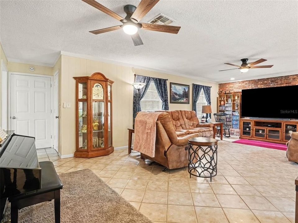 For Sale: $307,000 (3 beds, 2 baths, 1552 Square Feet)
