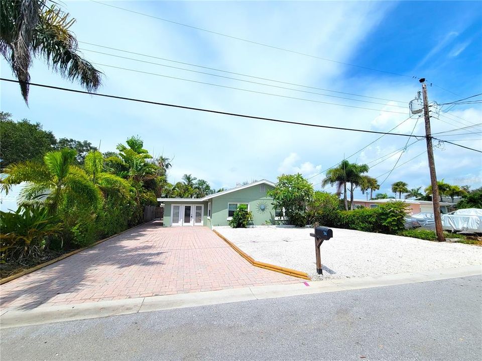 For Rent: $3,500 (3 beds, 2 baths, 1658 Square Feet)