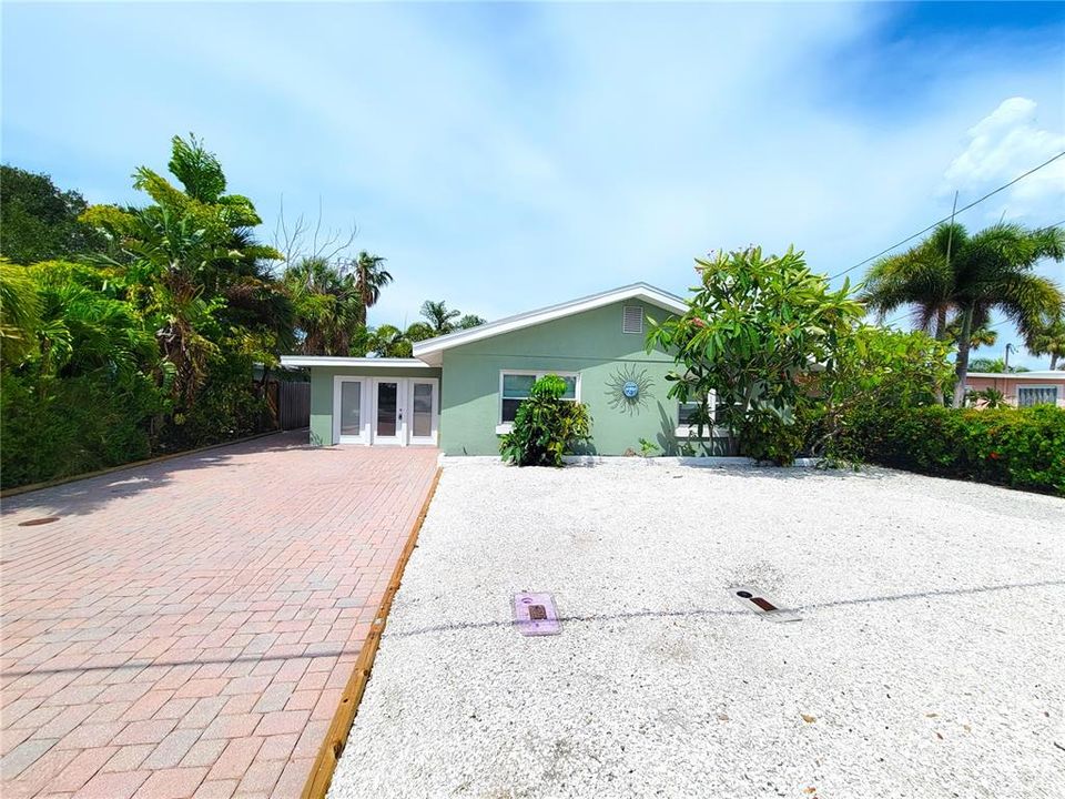 For Rent: $3,500 (3 beds, 2 baths, 1658 Square Feet)