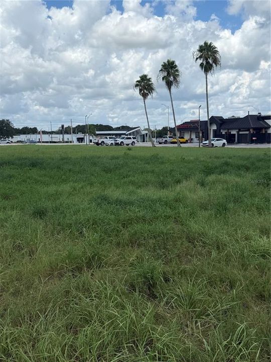待售: $3,850,000 (5.54 acres)