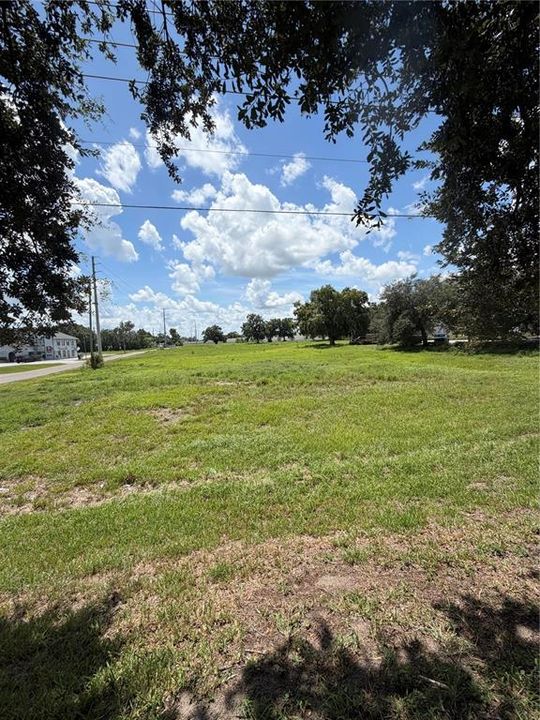 待售: $3,850,000 (5.54 acres)