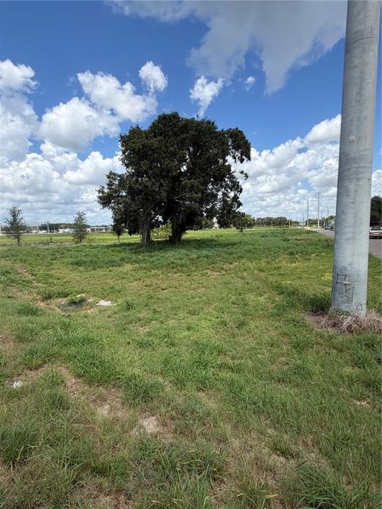 待售: $3,850,000 (5.54 acres)