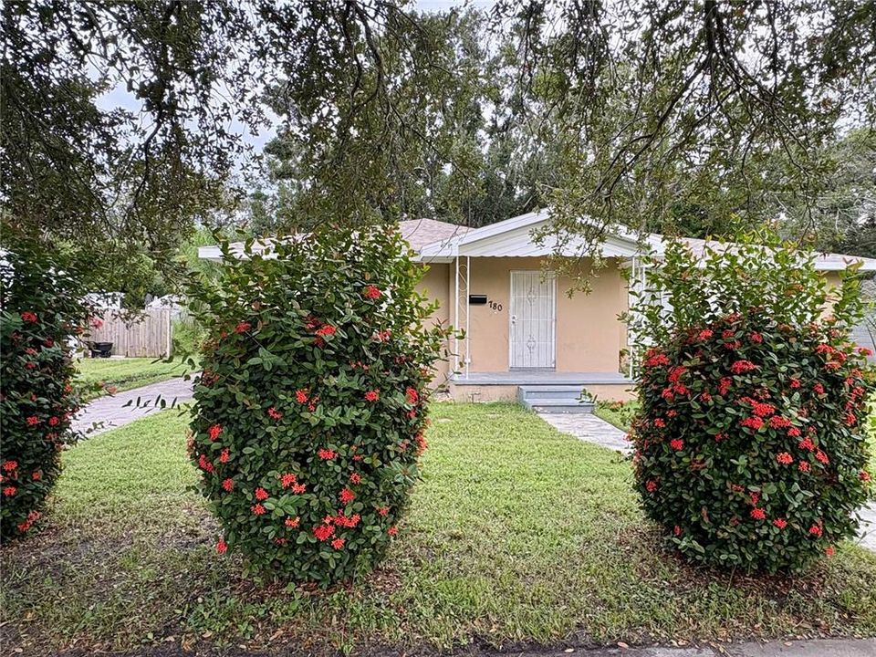 For Rent: $2,500 (4 beds, 2 baths, 1201 Square Feet)