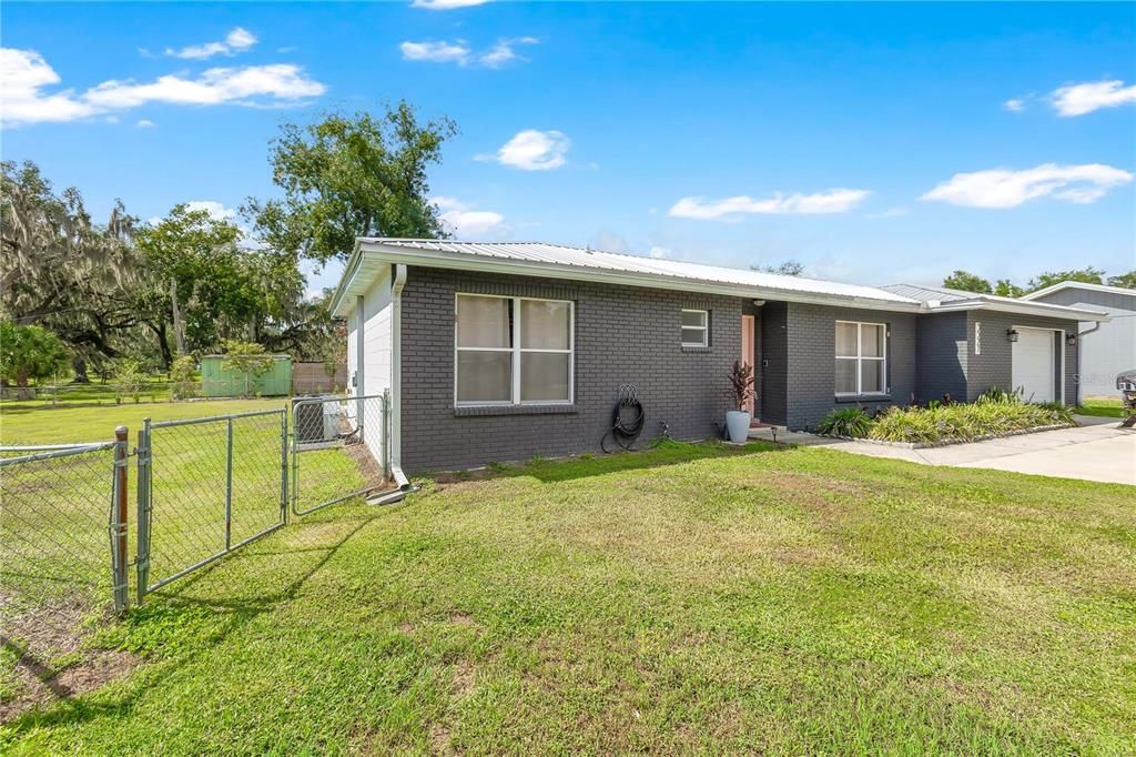 Active With Contract: $279,900 (3 beds, 2 baths, 1192 Square Feet)