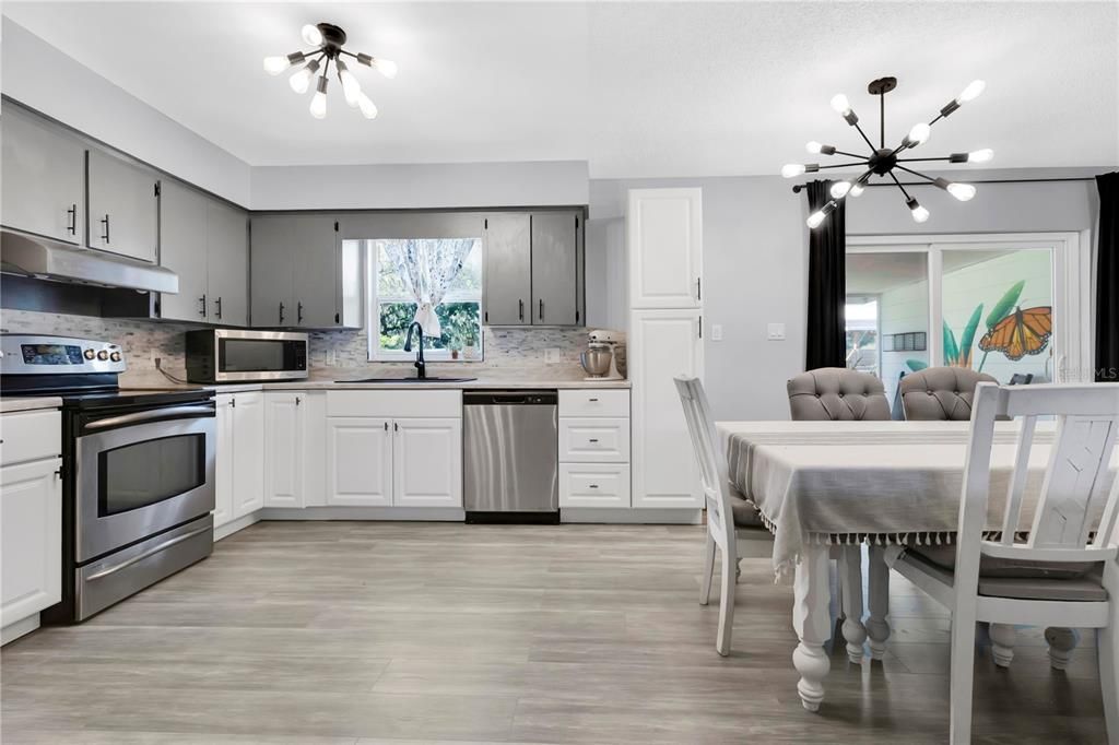 Active With Contract: $279,900 (3 beds, 2 baths, 1192 Square Feet)