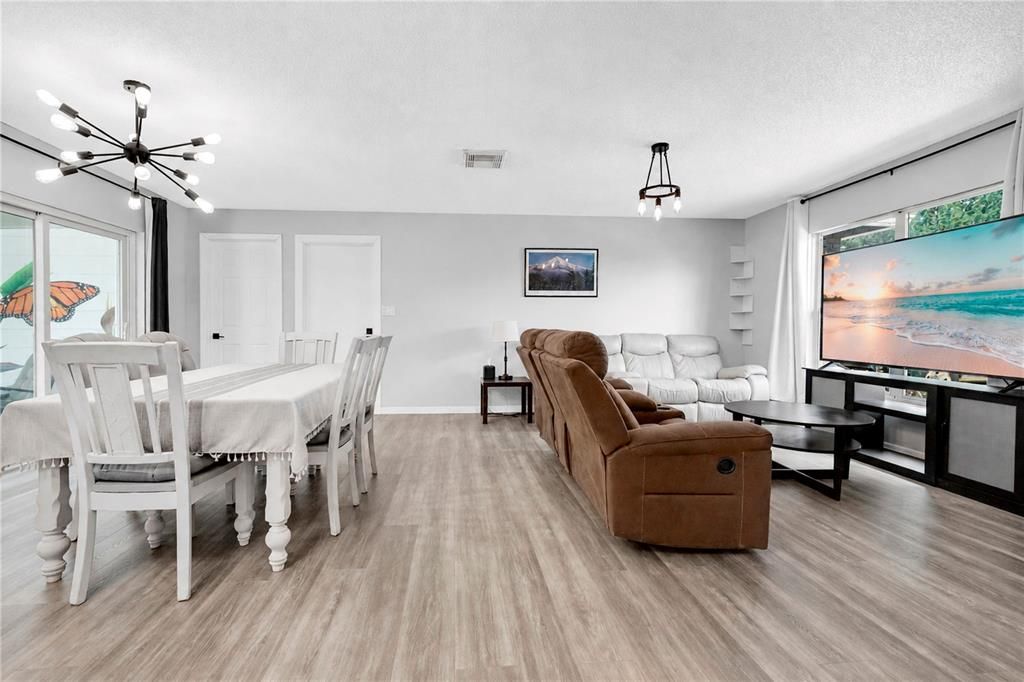 Active With Contract: $279,900 (3 beds, 2 baths, 1192 Square Feet)