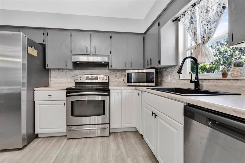Active With Contract: $279,900 (3 beds, 2 baths, 1192 Square Feet)