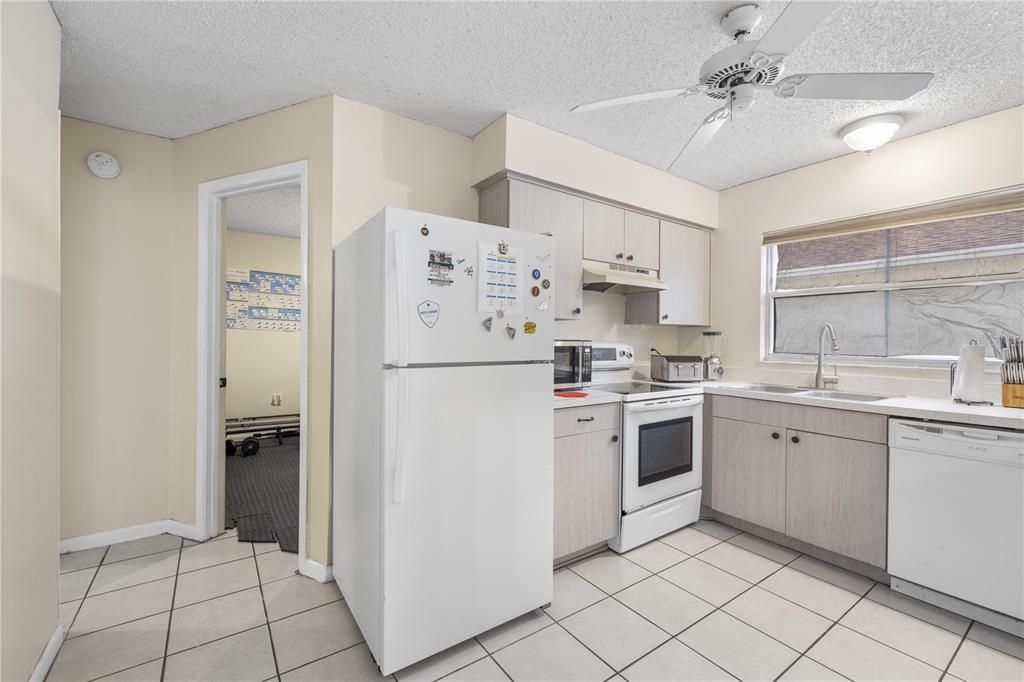 For Sale: $205,000 (2 beds, 2 baths, 1034 Square Feet)