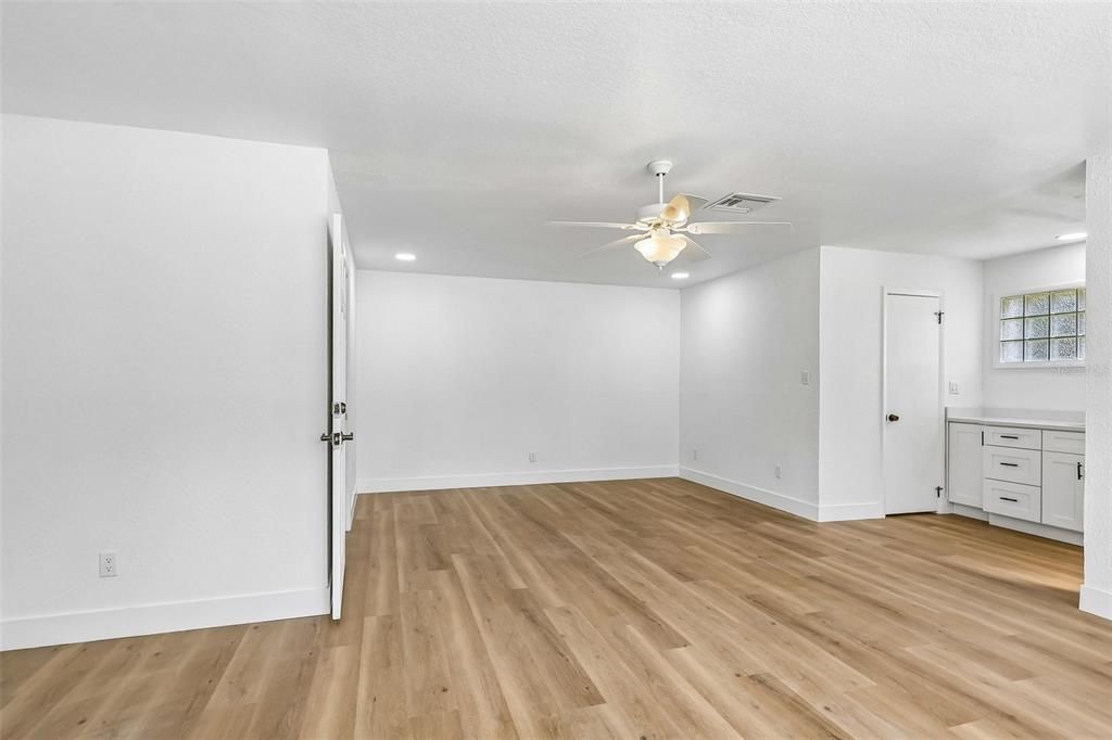 En Venta: $389,900 (4 camas, 2 baños, 2250 Pies cuadrados)