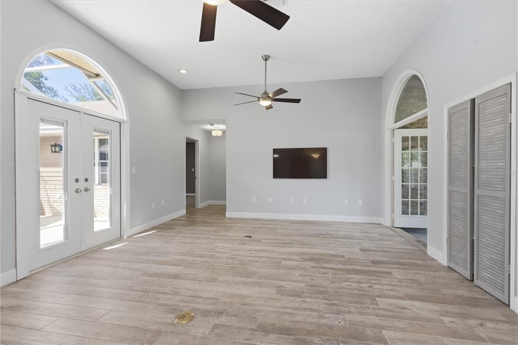 For Sale: $320,000 (3 beds, 2 baths, 1959 Square Feet)