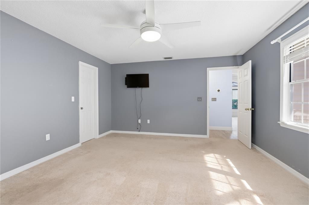 For Sale: $320,000 (3 beds, 2 baths, 1959 Square Feet)