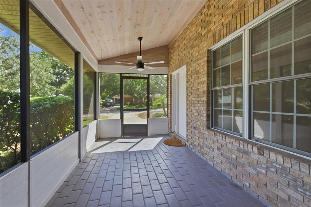 For Sale: $320,000 (3 beds, 2 baths, 1959 Square Feet)