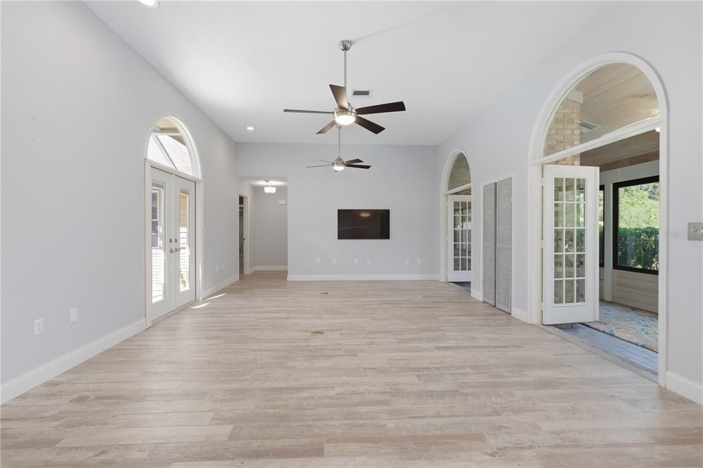 For Sale: $320,000 (3 beds, 2 baths, 1959 Square Feet)