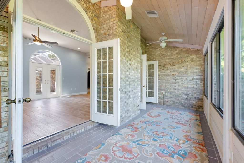 For Sale: $320,000 (3 beds, 2 baths, 1959 Square Feet)