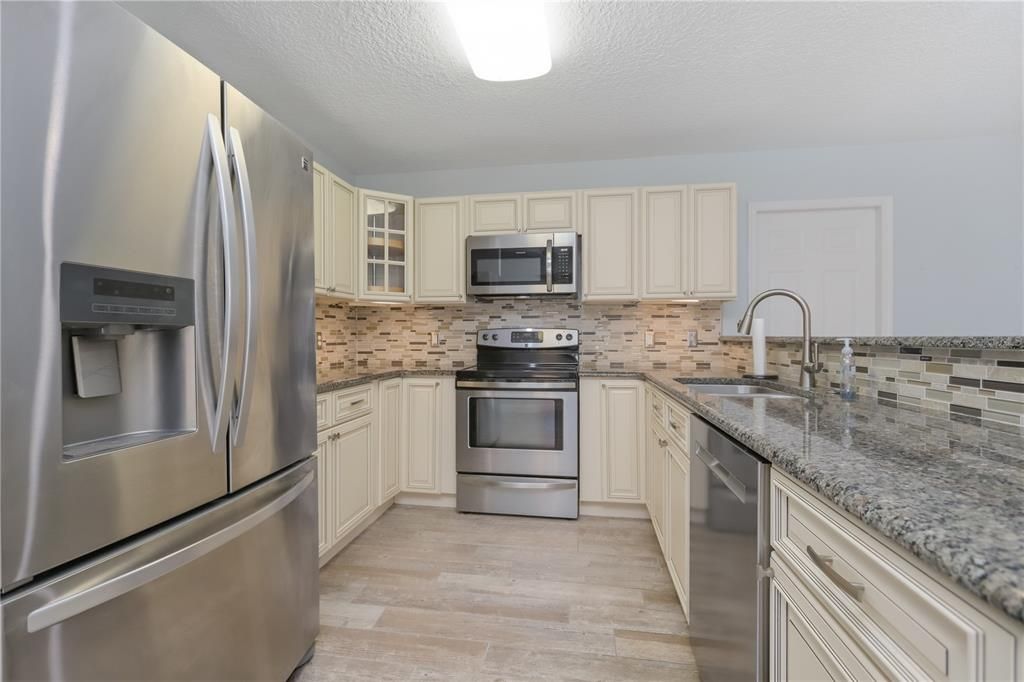 For Sale: $320,000 (3 beds, 2 baths, 1959 Square Feet)