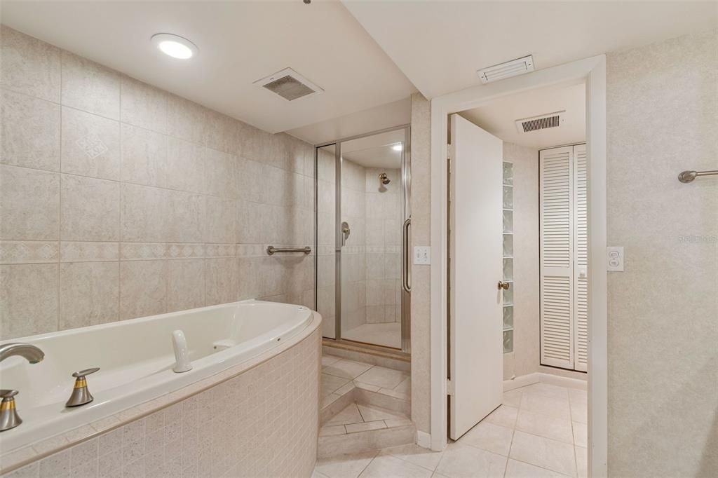 Под контрактом: $729,900 (3 спален, 2 ванн, 1739 Квадратных фут)