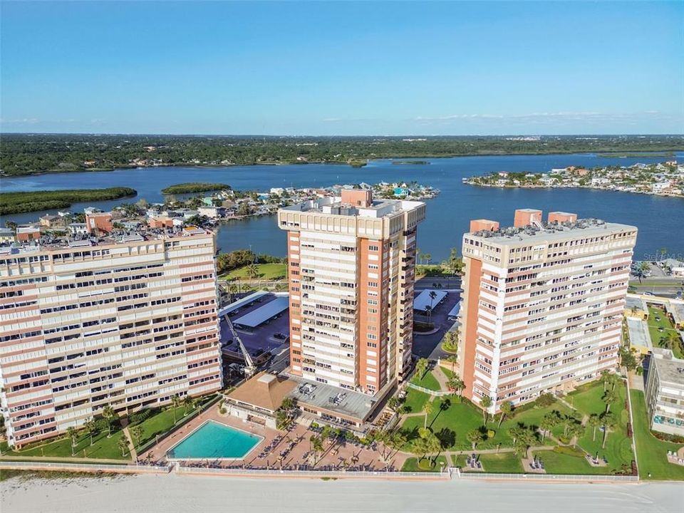 Под контрактом: $729,900 (3 спален, 2 ванн, 1739 Квадратных фут)