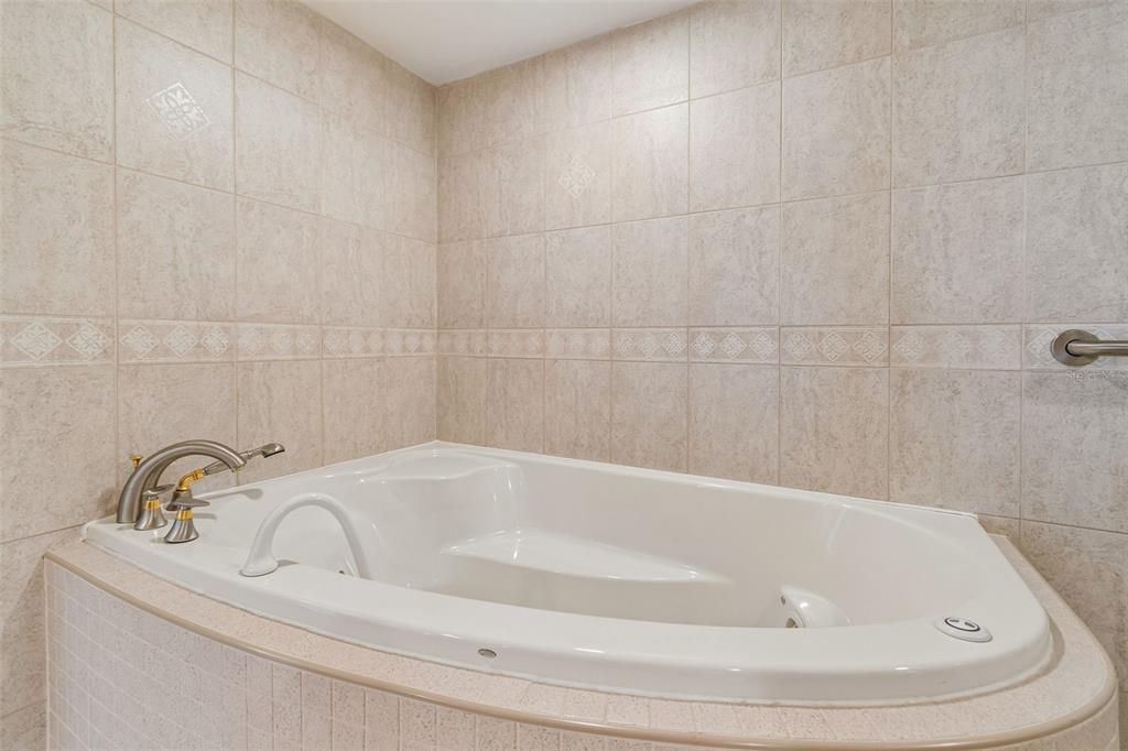 Под контрактом: $729,900 (3 спален, 2 ванн, 1739 Квадратных фут)