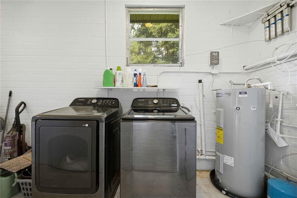 For Sale: $319,900 (3 beds, 2 baths, 2064 Square Feet)