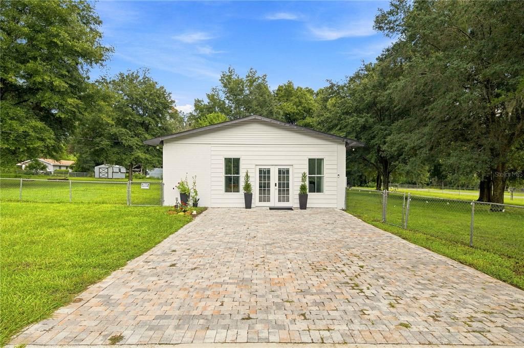 For Sale: $319,900 (3 beds, 2 baths, 2064 Square Feet)