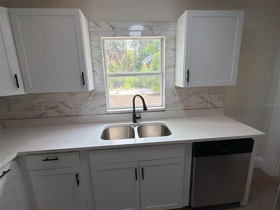 For Rent: $2,200 (2 beds, 1 baths, 814 Square Feet)