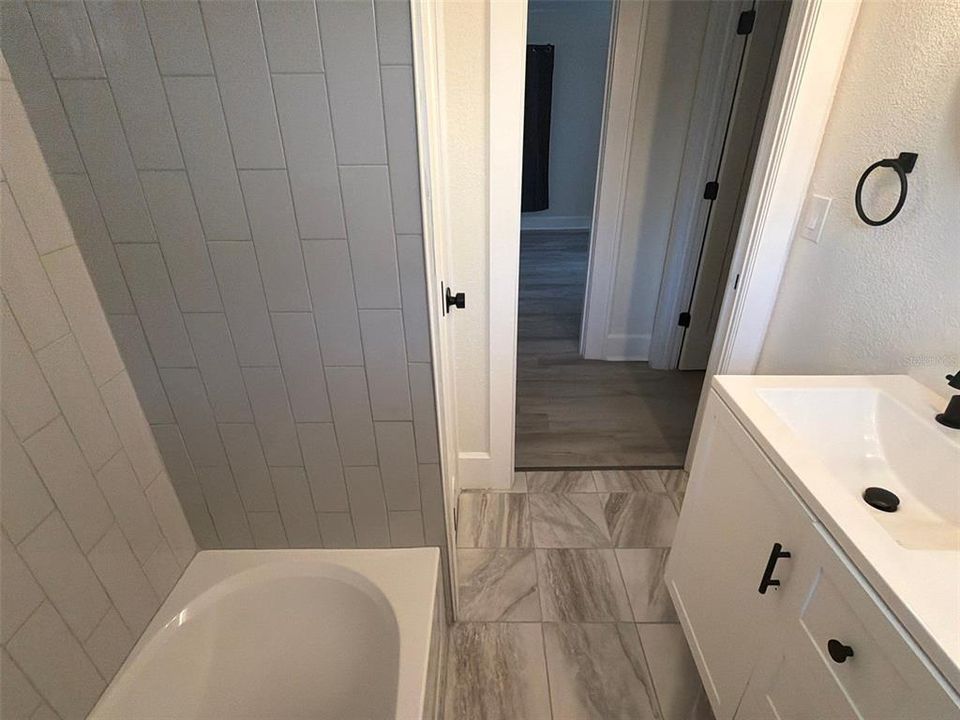 For Rent: $2,200 (2 beds, 1 baths, 814 Square Feet)