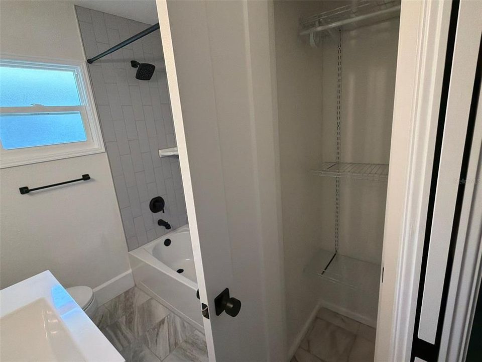 For Rent: $2,200 (2 beds, 1 baths, 814 Square Feet)