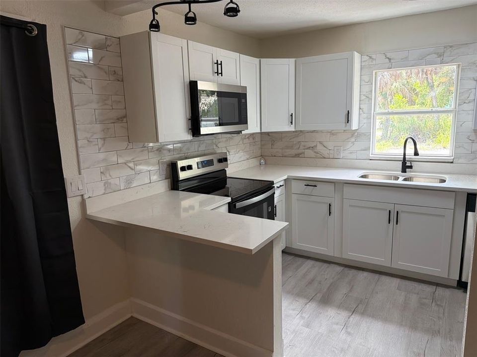 For Rent: $2,200 (2 beds, 1 baths, 814 Square Feet)