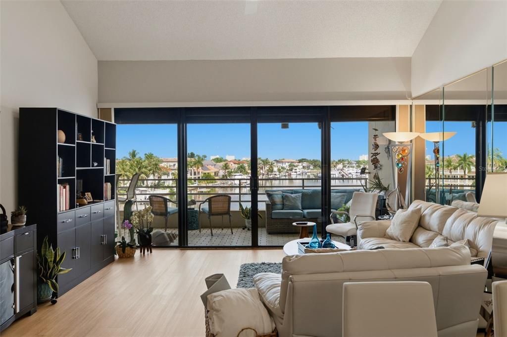 En Venta: $998,500 (2 camas, 2 baños, 1615 Pies cuadrados)