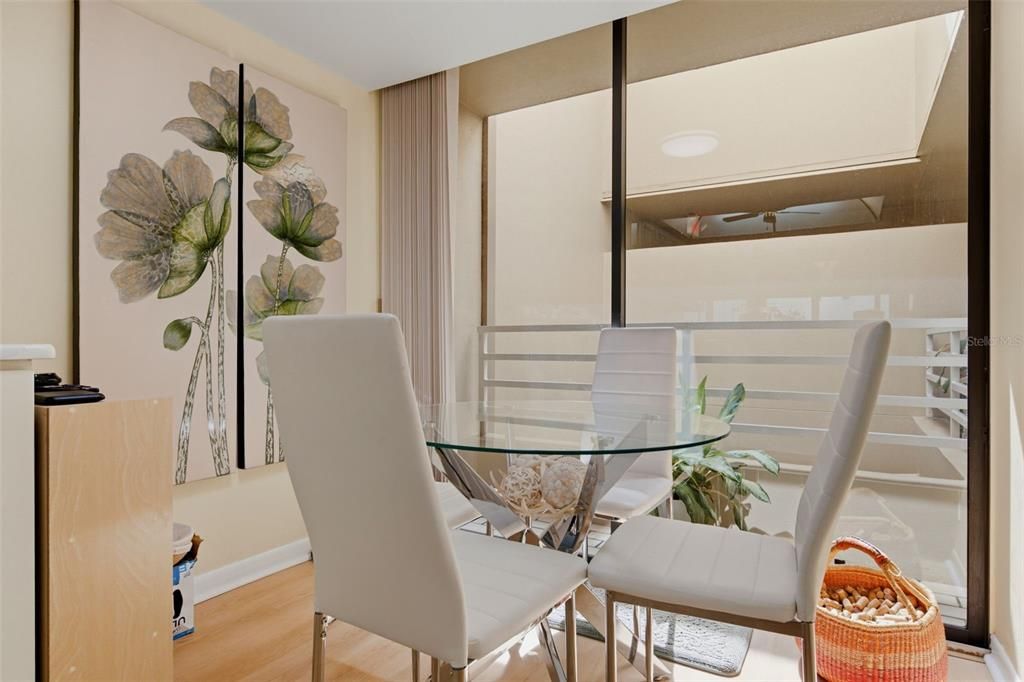 En Venta: $998,500 (2 camas, 2 baños, 1615 Pies cuadrados)