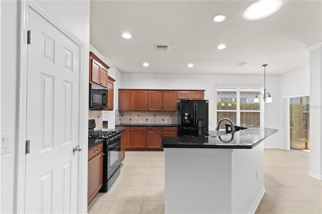 For Sale: $439,000 (2 beds, 2 baths, 1839 Square Feet)
