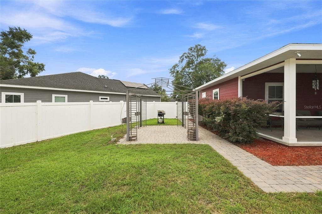 For Sale: $300,000 (3 beds, 2 baths, 1526 Square Feet)