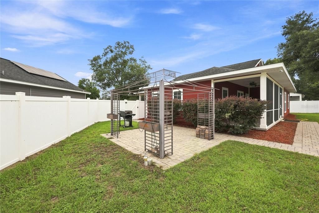 For Sale: $300,000 (3 beds, 2 baths, 1526 Square Feet)
