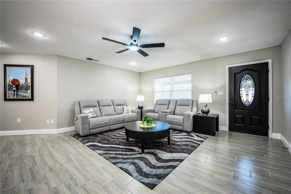 For Sale: $415,000 (4 beds, 3 baths, 1735 Square Feet)