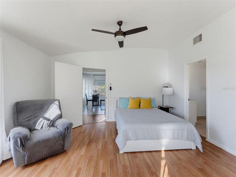 For Sale: $249,900 (3 beds, 2 baths, 1360 Square Feet)