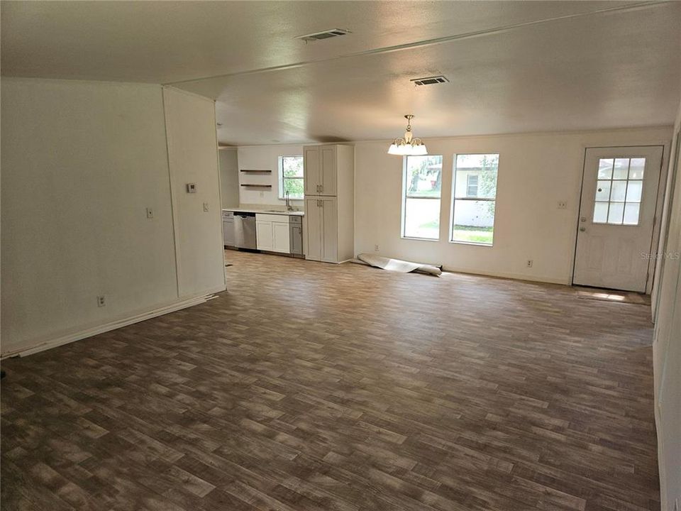For Sale: $189,000 (4 beds, 2 baths, 1700 Square Feet)