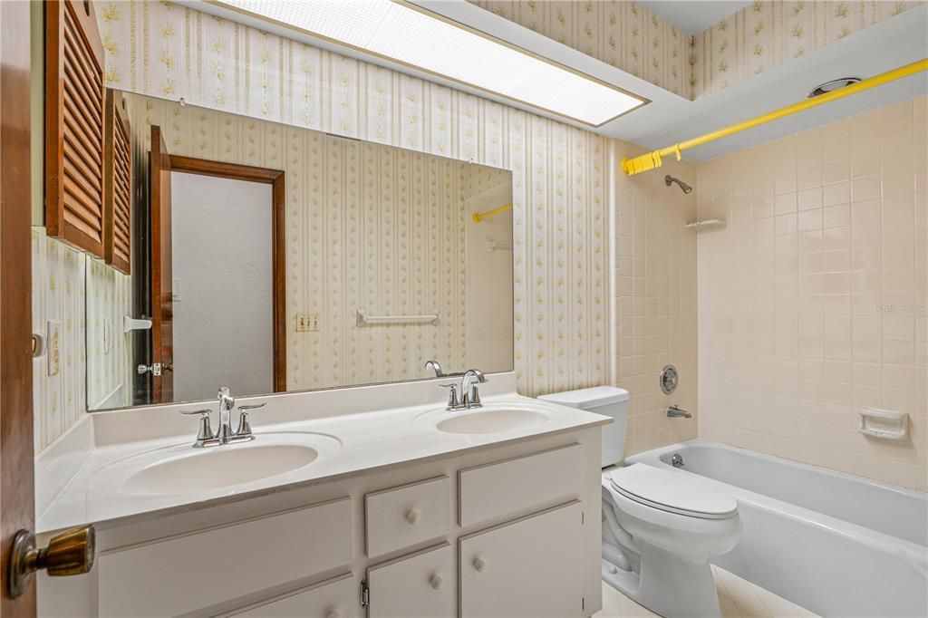 En Venta: $450,000 (3 camas, 2 baños, 2052 Pies cuadrados)