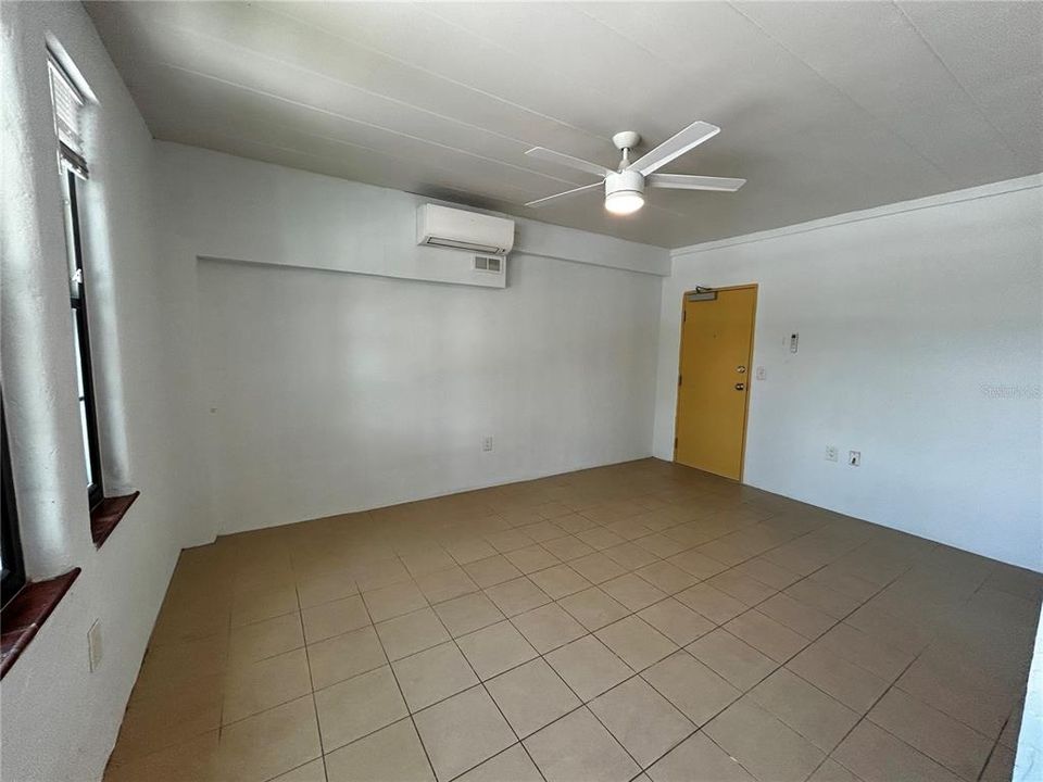 For Rent: $900 (0 beds, 1 baths, 350 Square Feet)