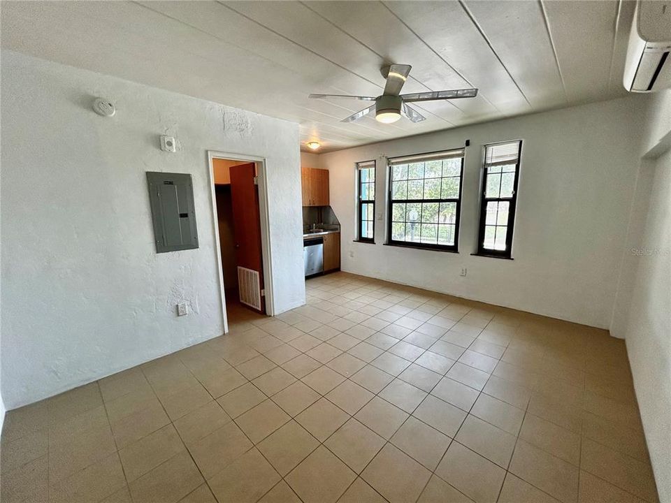 For Rent: $900 (0 beds, 1 baths, 350 Square Feet)