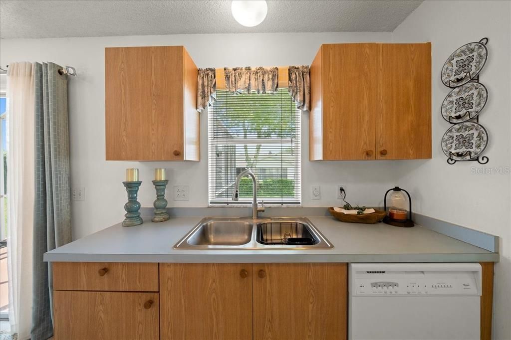 For Sale: $245,000 (2 beds, 2 baths, 1072 Square Feet)