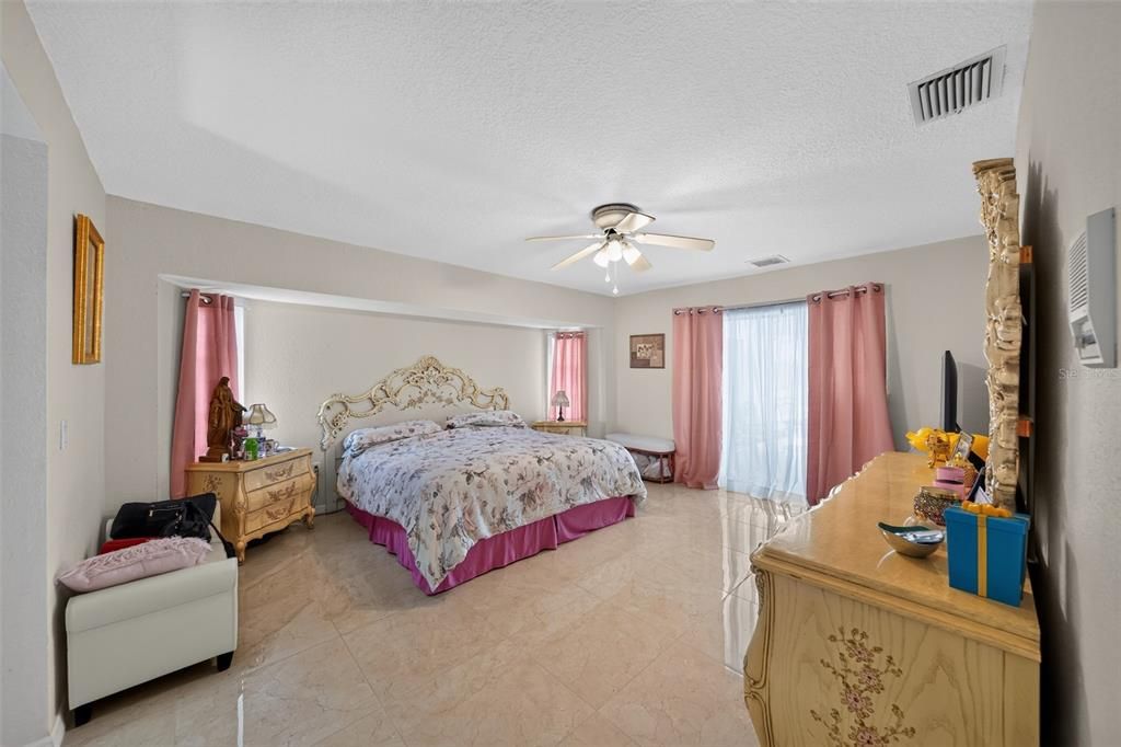 En Venta: $610,000 (4 camas, 3 baños, 2284 Pies cuadrados)